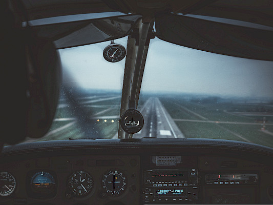 Sichere Landung eines Ambulanzflugzeugs – professioneller medizinischer Rücktransport aus dem Ausland mit Fly-Me-Back.