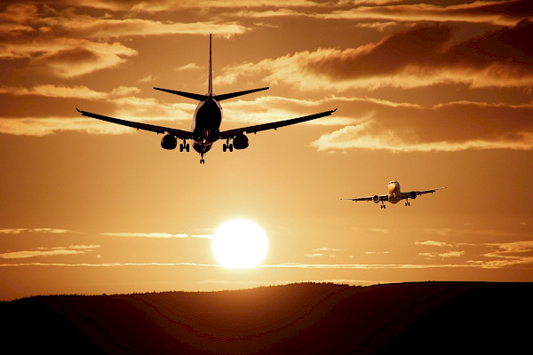Sichere Rückholung aus dem Ausland: Medizinischer Rücktransport per Flugzeug bei Sonnenuntergang