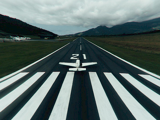 Start eines Ambulanzflugzeugs für einen medizinischen Rücktransport – Kosten hängen von Strecke und Patientenzustand ab.