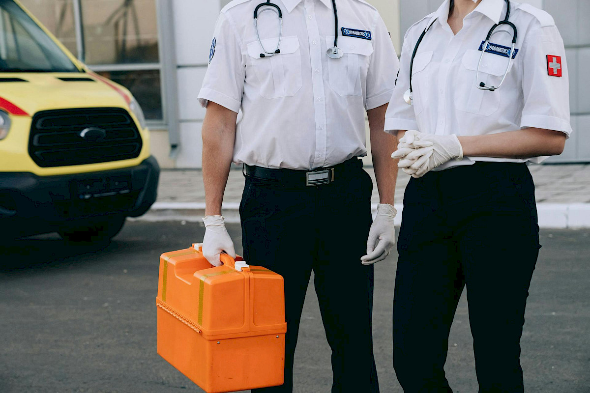 Einsatzbereites medizinisches Team von Fly-Me-Back – Vorbereitung auf Krankentransport