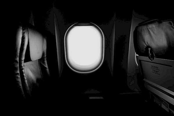 Flugzeugsitz am Fenster – Symbolbild für Rückflug nach Schlaganfall im Linienflug mit medizinischer Begleitung